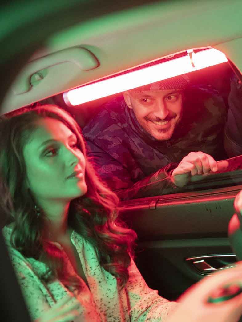 Mulher sob luz vermelha junto a um táxi, campanha FPT