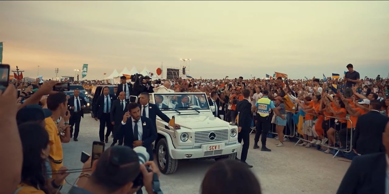 Papamóvel entre a multidão ao pôr do sol, Jornadas Mundiais da Juventude em Lisboa